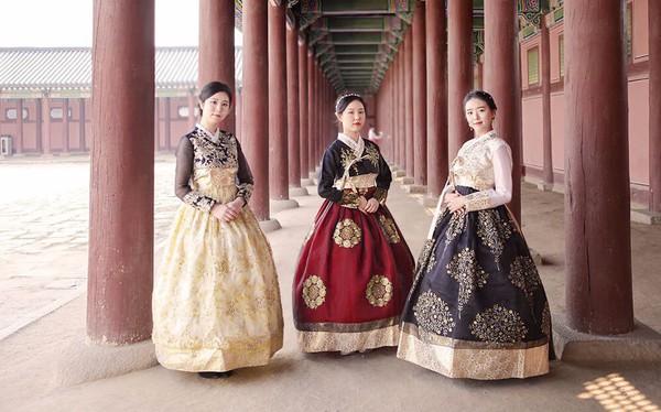 Quốc phục Hàn Quốc Hanbok: Hàn Quốc vẫn giữ được sự truyền thống và tôn vinh giá trị văn hóa qua trang phục dân tộc Hanbok. Hãy ngắm nhìn những chiếc áo dài, quần bluông mềm mại và khăn đội trang trí phù hợp để bắt đầu học vẽ nhé.