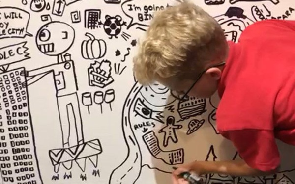 Cậu bé 10 tuổi chuyên vẽ bậy vào sách giáo khoa được nhà hàng có tiếng mời  về trang trí cả một bức tường "siêu to khổng lồ"