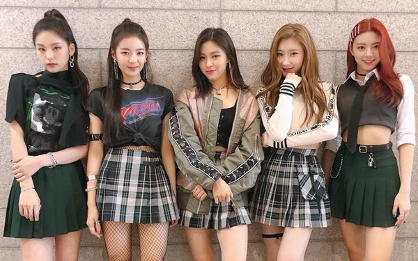 Nhìn ảnh này của ITZY, có ai giật mình tưởng YG vừa ra mắt girlgroup mới  không?