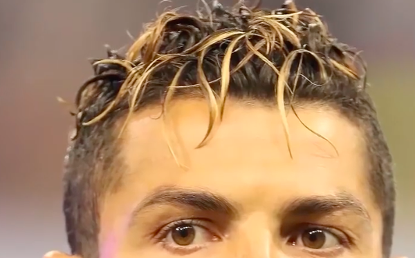 Ronaldo đã để tóc vàng, chứng tỏ đẳng cấp và phong cách của anh ta. Cùng xem những hình ảnh với mái tóc vàng óng ánh, và biến hóa liên tục để tạo nên sự khác biệt cho phong cách của mình.