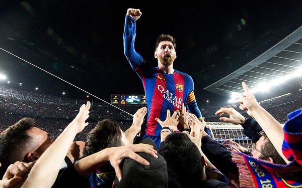 Hãy bước vào thế giới của người chiến thắng Ballon d\'Or 2019 - siêu sao Lionel Messi với hình nền đầy tinh tế này. Với những mảng màu ấn tượng và sự nổi bật của Messi, hình nền này sẽ mang lại cho bạn cảm giác tự hào và sự khao khát chiến thắng trong cuộc sống.