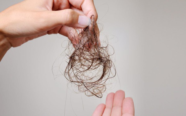 Nguyên nhân gây rụng tóc ở nữ giới và 5 thực phẩm giúp tóc dày mượt