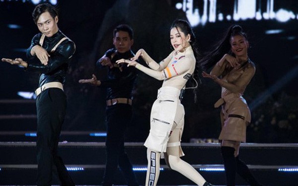 Chi Pu bị vấp té sau phần biểu diễn cực sung tại chung kết Miss World Việt Nam 2019