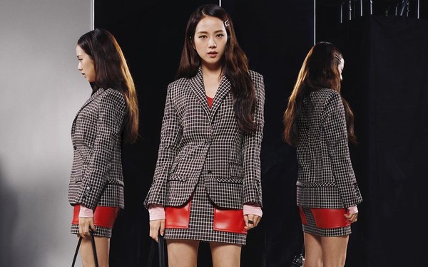 Mặc như cô công sở đi dự show Burberry, Jisoo vẫn toát lên thần thái đỉnh  cao ít ai bì kịp