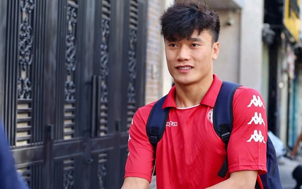 Tiến Dũng tươi tắn, Công Phượng bịt kín khẩu trang hội quân cùng ...