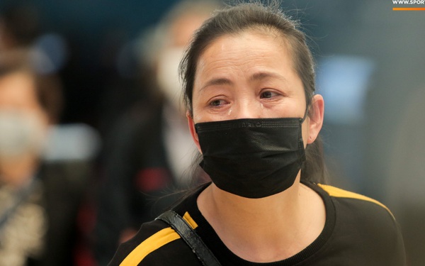 Kết quả hình ảnh cho Mẹ Duy Mạnh khóc