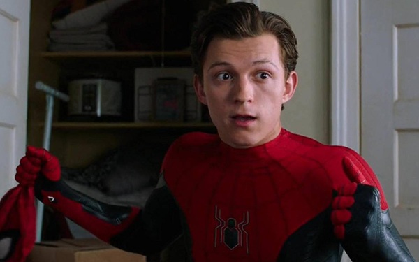 Người Nhện Tom Holland hồn nhiên khoe thói “ăn cắp” đạo cụ ở Marvel, ông  chú Người Sắt cũng bị “móc” sạch!