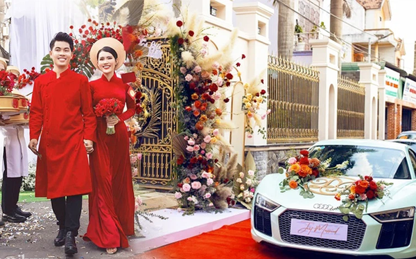 Xe rước dâu: Điểm nhấn của một đám cưới truyền thống là xe rước dâu. Hình ảnh chiếc xe trang trí lung linh với những bông hoa tinh tế làm đẹp cho cả con đường khiến không khí trở nên trang trọng hơn bao giờ hết. Cùng xem những khoảnh khắc lãng mạn và ngọt ngào trên chiếc xe đặc biệt này.