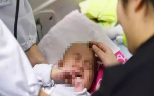 Bé trai 8 tháng tuổi bị hoại tử ruột nghiêm trọng, bác sĩ nói trẻ dưới 1  tuổi không được sử dụng 3 thứ sau