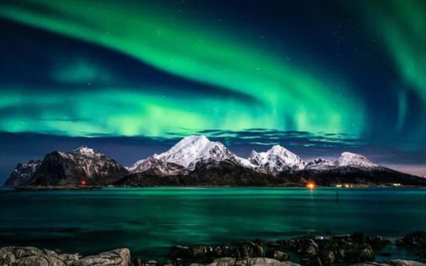 Cực quang (Aurora): Hãy trải nghiệm vẻ đẹp tuyệt vời của cực quang trong hình ảnh này. Từ sắc xanh ngọc đến đỏ rực rỡ, kì quan độc đáo của thiên nhiên này sẽ chinh phục trái tim bạn. Hiện thực hóa những giấc mơ và trải nghiệm những thứ tuyệt diệu trong thế giới của cực quang cùng ảnh này!