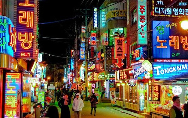 Khám phá ngay Itaewon – khu phố năng động của Seoul! Ở đây, bạn sẽ được tận hưởng một không gian văn hóa đa dạng, phong phú với những quán bar, cửa hàng ẩm thực đa quốc gia và đa dạng các dịch vụ giải trí. Những trải nghiệm thú vị đang đợi bạn ở Itaewon!