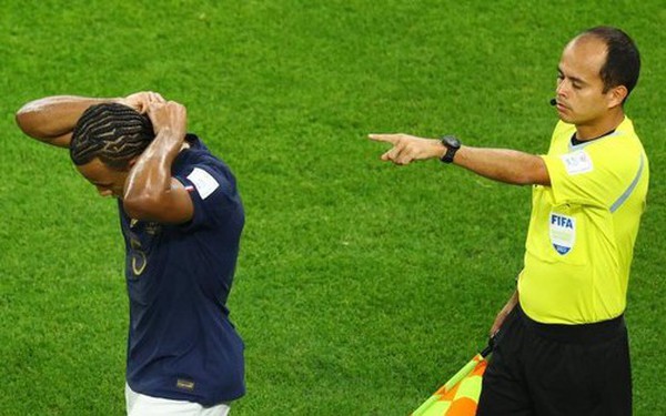 Cầu thủ Pháp đã bị cấm đeo dây chuyền trong các trận đấu?