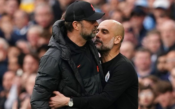 Khoảnh khắc gây thích thú: Pep Gυardiola đập tay đầy phấn khích với Jυrgen  Klopp