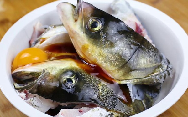 Tại sao nhiều người thường vứt bỏ nội tạng cá khi thịt cá?

