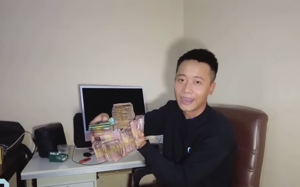 Quang Linh Vlogs phát thưởng Tết, một thành viên bên Mỹ bật khóc khi nhận  lì xì