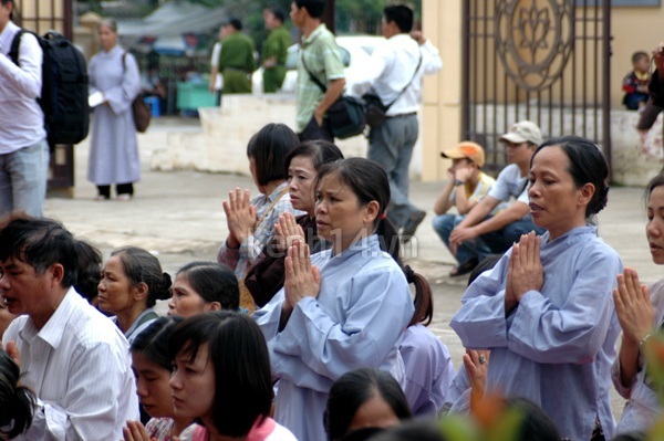 H&agrave;ng ngh&igrave;n người tưởng niệm c&aacute;c nạn nh&acirc;n tử vong v&igrave; TNGT 4
