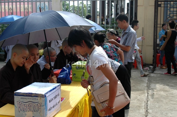 Hàng nghìn người tưởng niệm các nạn nhân tử vong vì TNGT 11