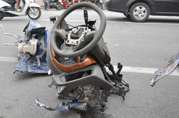 Tai nạn li&ecirc;n ho&agrave;n tr&ecirc;n cầu Ph&ugrave;ng, 2 người nguy kịch 2