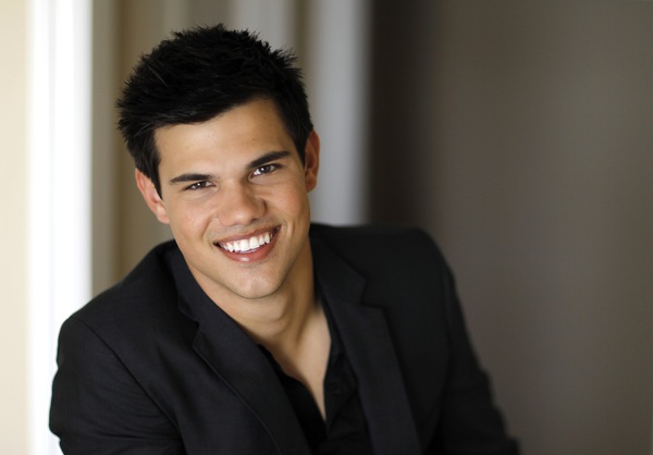 New-Reutner-outtakes-from-Eclipse-promotional-tour-taylor-lautner-33599796-3286-2288-3072c