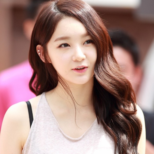 Korean-singer-Davichi-Kang-Min-Kyung-wallpapers-1024x1024-07-4e2fc