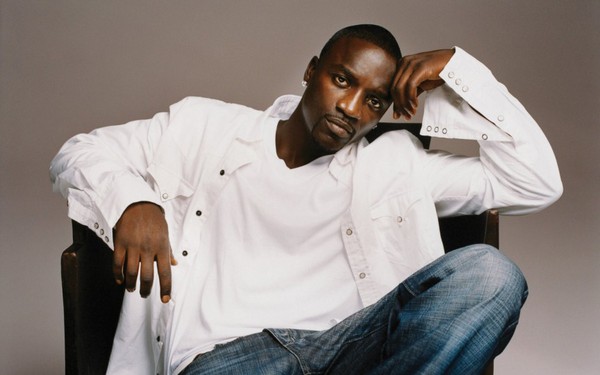 Akon_sitting-b69c4