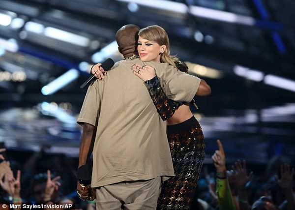 2BD374FB00000578-0-Kanye_West_and_Taylor_Swift_embrace_after_she_presented_him_with-a-93_1441017248049-7f980