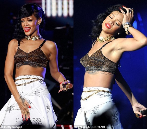 Rihanna chửi bới ban nhạc khi đang biểu diễn 1
