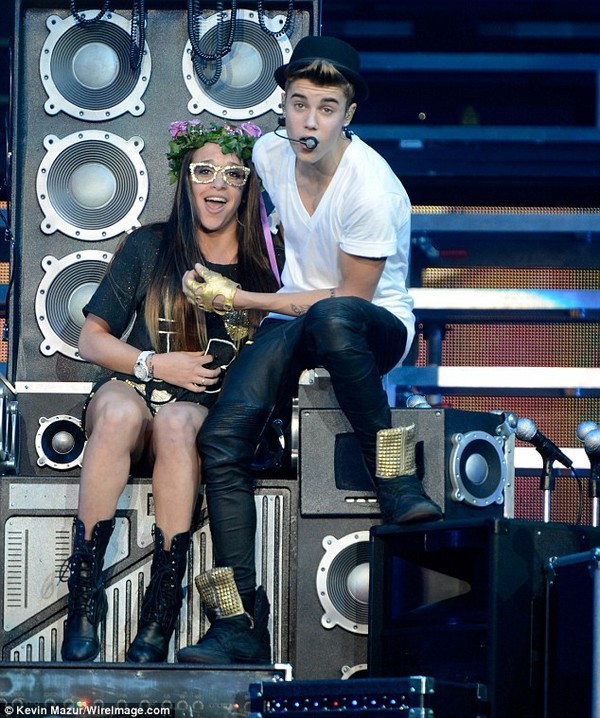 Justin Bieber lột áo khoe body cơ bắp trên sân khấu 5