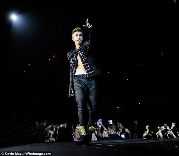 Justin Bieber lột áo khoe body cơ bắp trên sân khấu 6
