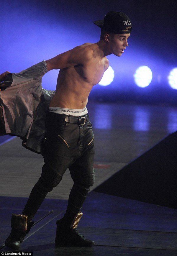 Justin Bieber lột áo khoe body cơ bắp trên sân khấu 1