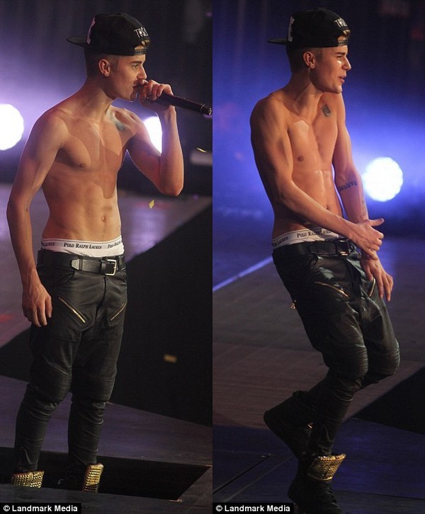 Justin Bieber lột áo khoe body cơ bắp trên sân khấu 2