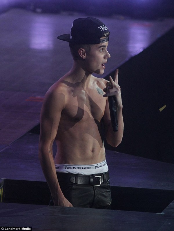 Justin Bieber lột áo khoe body cơ bắp trên sân khấu 3