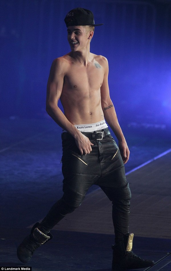 Justin Bieber lột áo khoe body cơ bắp trên sân khấu 4