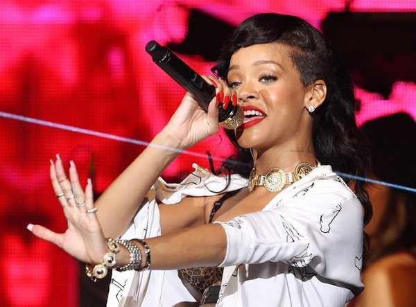 "Vừa thổi vừa xơi" hàng nóng hổi từ Rihanna, Chris Brown, JoJo 1