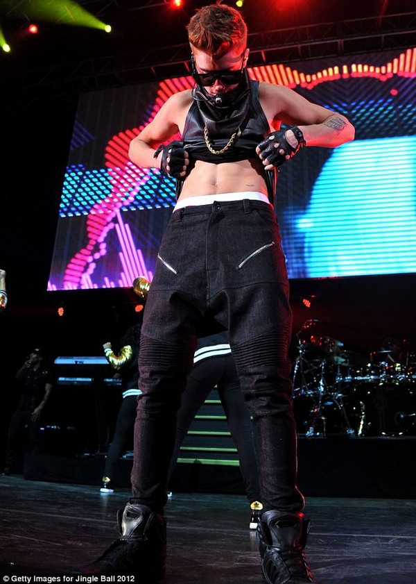 Justin Bieber vén áo tự ngắm cơ bụng trên sân khấu 1