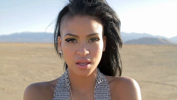 Cassie vừa trở lại đ&atilde; hứng "rổ đ&aacute;" 1