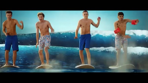 Fan nữ "sướng điên" khi xem MV của One Direction 1