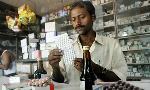 An-Indian-pharmacy-assist-006-0cdf0