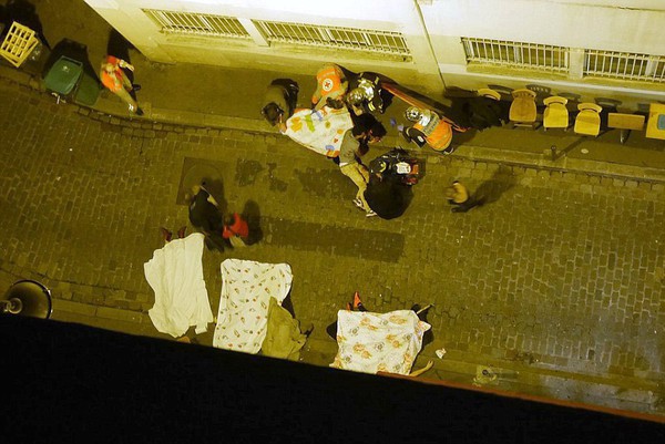 2E6C8B2C00000578-3317776-Bodies_litter_the_streets_of_a_Paris_alley_after_a_string_of_ter-a-74_1447454685806-62750