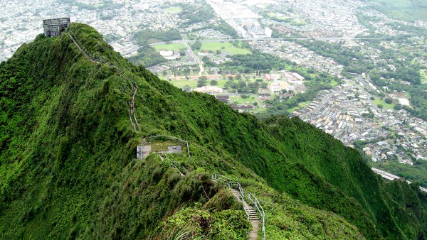 Haiku-Stairs-or-the-Stairway-to-Heaven-in-Oahu-Hawaii-4-c7efb