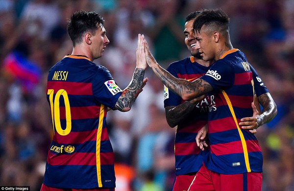 2B215F9700000578-3186462-Messi_left_congratulated_Neymar_right_after_the_No_11_scored_the-a-21_1438815252559-f08c8