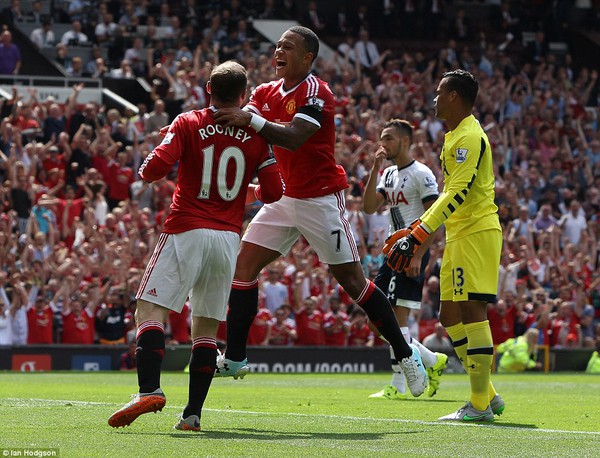 2B330DFF00000578-3190258-United_new_boy_Memphis_Depay_was_first_to_congratulate_Rooney_fo-a-41_1439040546231-52718