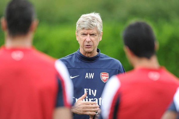 Arsene-Wenger-during-a-training-session-870b7