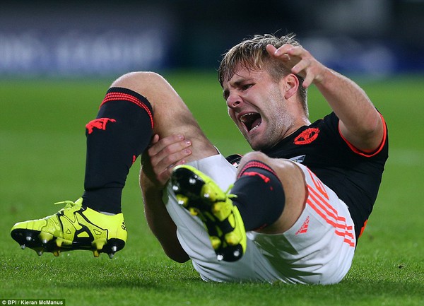 2C5A162700000578-3235800-Manchester_United_defender_Luke_Shaw_holds_his_leg_after_sufferi-m-48_1442347227257-1a950