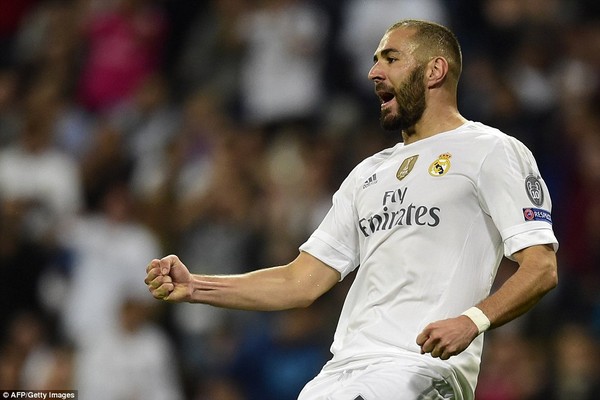 2C5A275300000578-3235878-Benzema_punches_the_air_after_opening_the_scoring_for_Real_Madri-a-20_1442350864895-fefd8