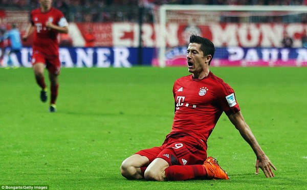 2CA722FF00000578-3245247-Lewandowski_slides_to_his_knees_after_scoring_his_second_only_a_-a-36_1442953453289-fe2c1