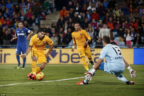2DFD564000000578-3298506-Barcelona_striker_Luis_Suarez_scored_his_300th_career_goal_again-a-4_1446329573566-40641