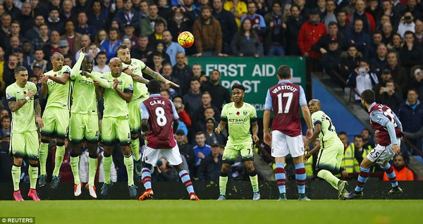 2E3D7DE500000578-3309195-Manchester_City_players_hold_firm_in_the_wall_and_jump_in_a_bid_-m-23_1446994588120-9fe27