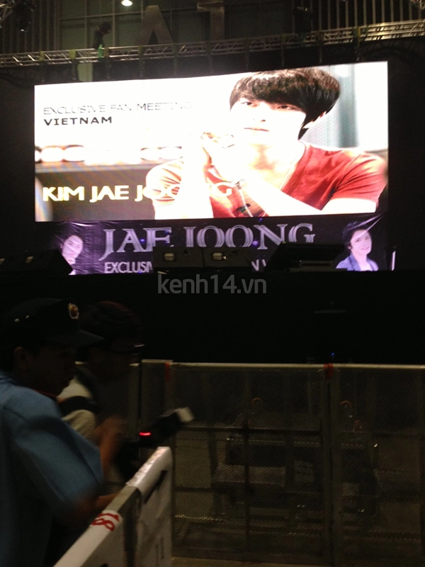 Jaejoong ngượng ngùng đút kimbap cho fan 23