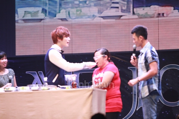 Jaejoong ngượng ngùng đút kimbap cho fan 9